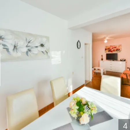 Mila Biograd Na Moru-polaca *