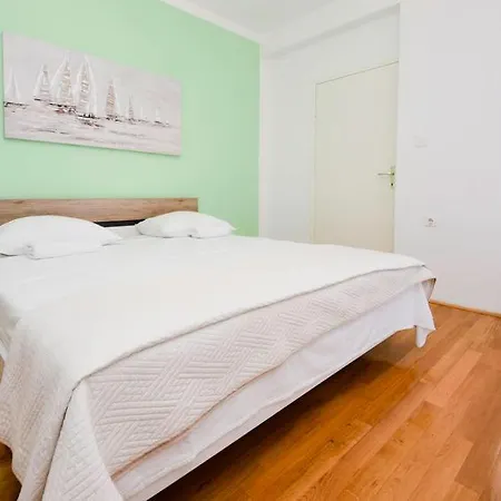 Mila Biograd Na Moru-polaca Vila