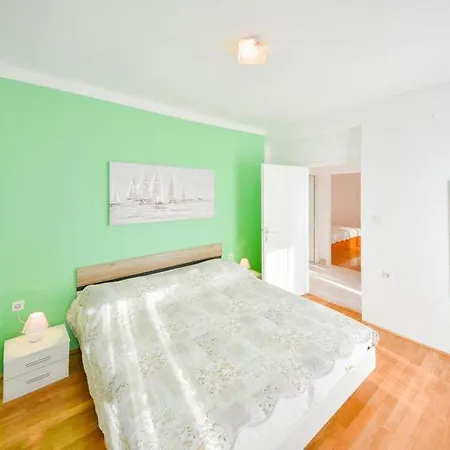 Mila Biograd Na Moru-polaca