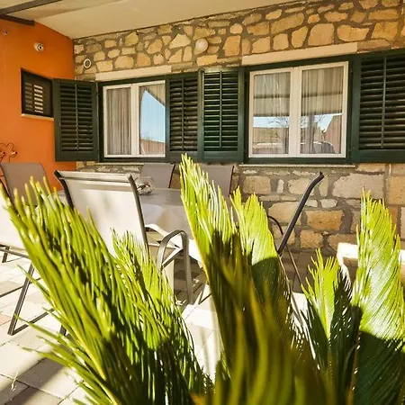 Mila Biograd Na Moru-polaca *